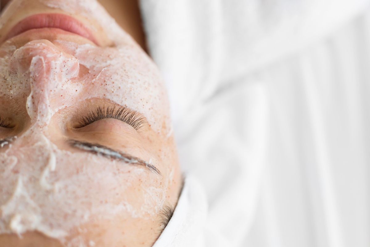 Detersione viso professionale con Rever: la chiave per trattamenti efficaci e risultati visibili