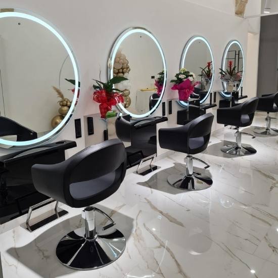 Arredamenti per negozi di parrucchieri estetica e produttività devono convivere