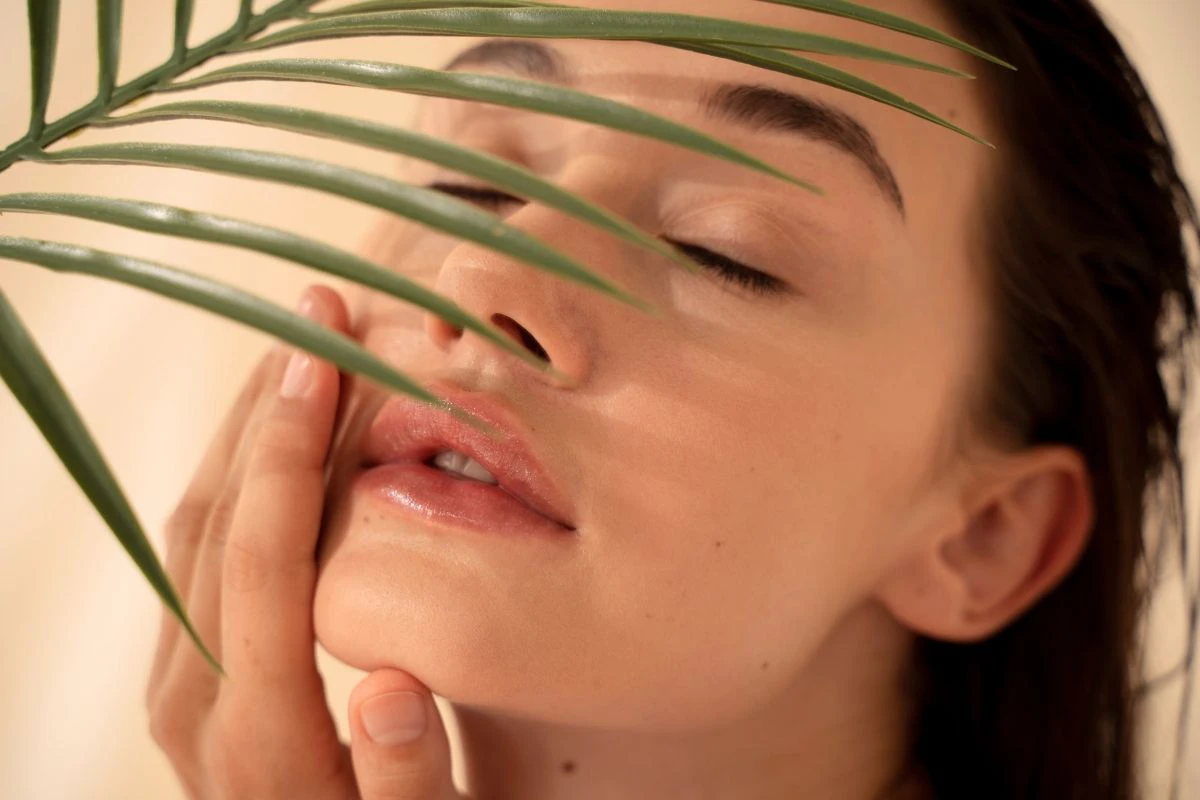 Come preparare la pelle del viso all’estate: skincare, idratazione e protezione